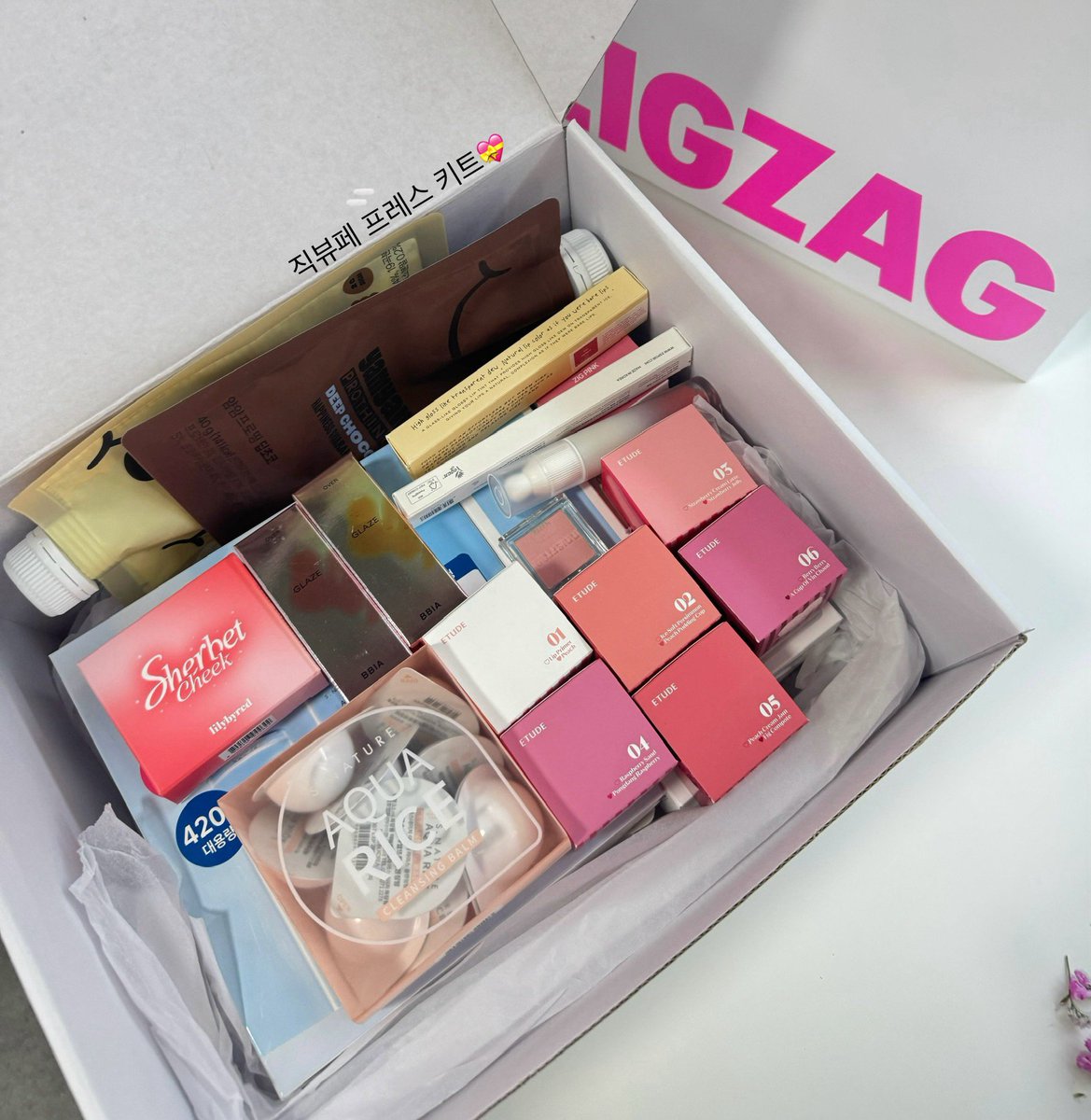 #이벤트 #EVENT
︵︵︵︵⪩⪨︵︵︵︵︵︵⪩⪨︵︵︵︵
지그재그 뷰티페스타 OPEN ‧₊˚ 𓂃౨ৎ
︶︶︶︶⪩⪨︶︶︶︶︶︶⪩⪨︶︶︶︶

기다리고 기다리던 직뷰페 오픈  .ᐟ.ᐟ
직뷰페 25% 쿠폰 (사전알림은 30% ..!) + 10% 중복 쿠폰 + 카드사 10% 할인혜택
>> 최대 50% 할인

그리고 .. 성수 팝업까지