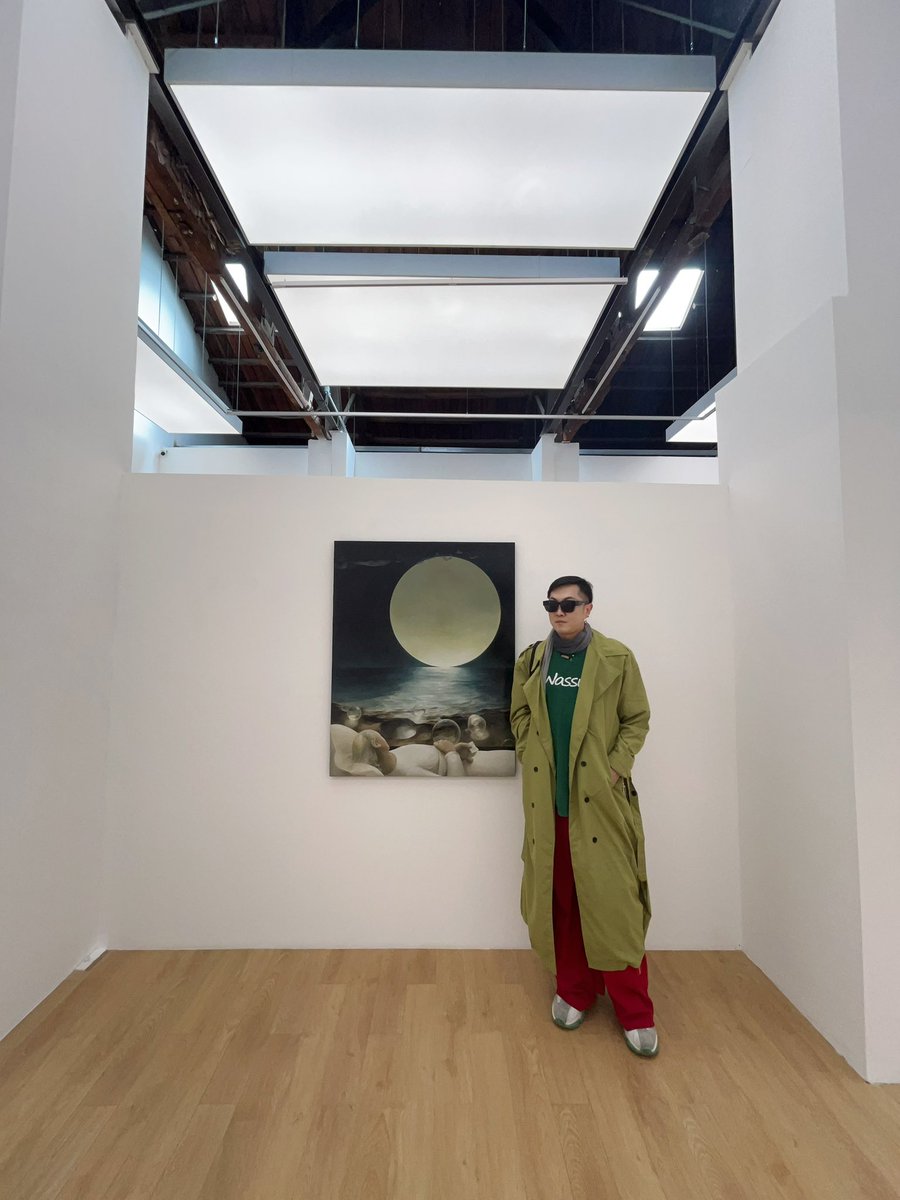 Nicky_Meng_'s tweet photo. 新氧艺O2art 于2025年04月05日至5月10日推出代理艺术家赖崇铖的首次画廊个展「夜晚来信」。本次展览20余件作品延续了艺术家创作的“夜晚”话题，赖崇铖习惯性以文学关键词作为创作锚点，在此次展览中通过“信”这一具体的物象进一步叙述了关乎：他者、��待、私域、神谕、梦等
#艺术 #展览 #艺术家 #Art https://t.co/H4yvh3rbQQ