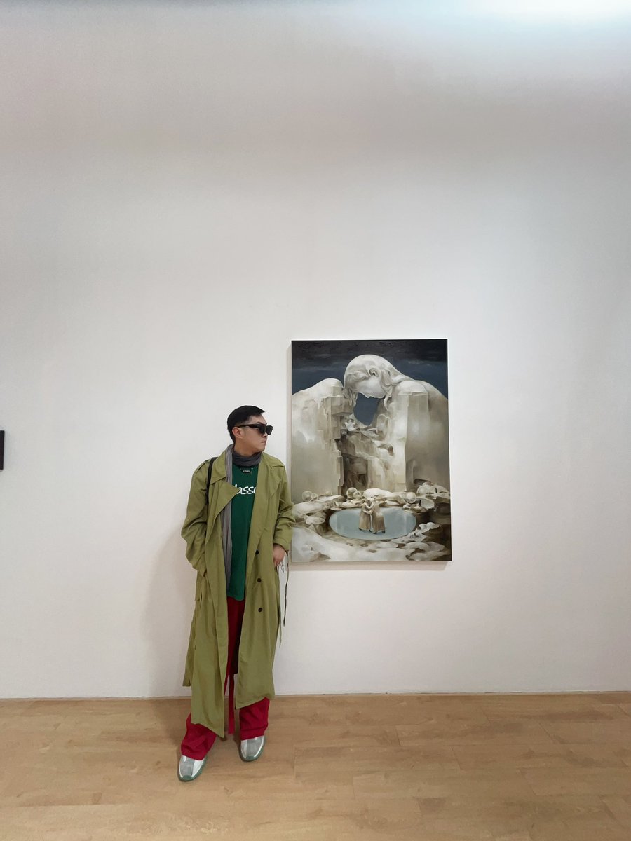 Nicky_Meng_'s tweet photo. 新氧艺O2art 于2025年04月05日至5月10日推出代理艺术家赖崇铖的首次画廊个展「夜晚来信」。本次展览20余件作品延续了艺术家创作的“夜晚”话题，赖崇铖习惯性以文学关键词作为创作锚点，在此次展览中通过“信”这一具体的物象进一步叙述了关乎：他者、��待、私域、神谕、梦等
#艺术 #展览 #艺术家 #Art https://t.co/H4yvh3rbQQ