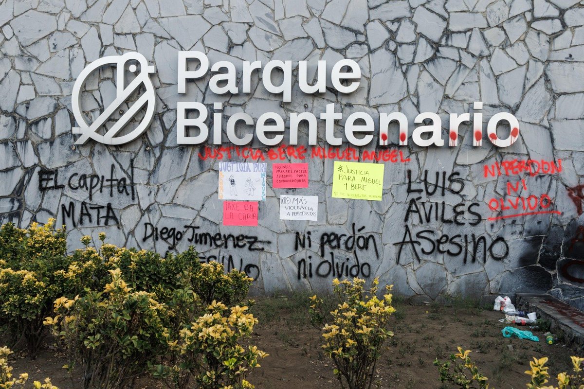 El_Universal_Mx's tweet photo. 🔴 Fotógrafos y reporteros se reúnen al exterior del Parque Bicentenario para exigir mejores condiciones laborales, luego del fallecimiento de Berenice Giles y Miguel Hernández durante el Festival AXE Ceremonia.

📸 #FOTOS: Yaretzy M. Osnaya | EL UNIVERSAL https://t.co/8klZnxg0T2