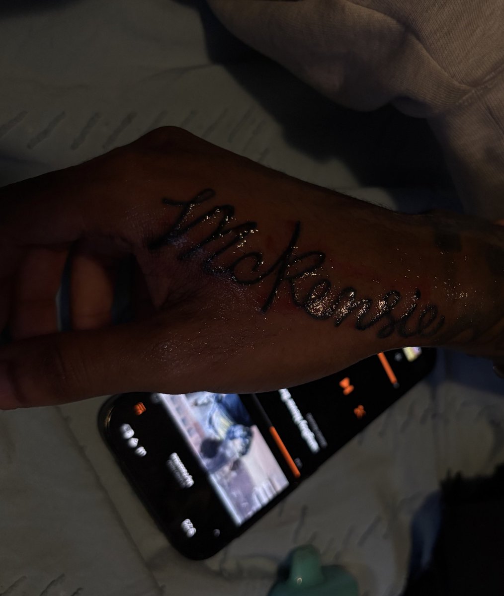 mkuniquee's tweet photo. If you love me get me tatted🤣 https://t.co/p2tWDW5pJY
