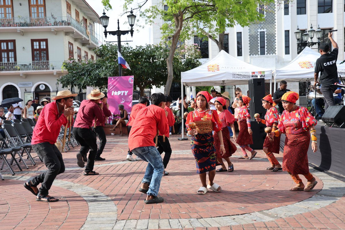 🇺🇸 🎷 ¡Gracias por acompañarnos en Plaza Catedral!  🎺 La Marine Corps Forces Reserve Band nos regaló una tarde vibrante de jazz, rock y cultura junto a <a href="/istarpty/">I⭐PTY</a>. #LaCulturaNosUne #EstamosUnidos