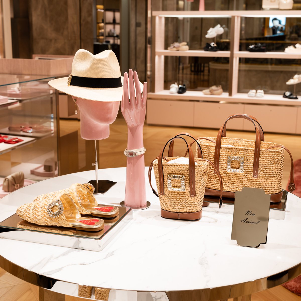 ロジェ ヴィヴィエ＞ 本館3階にリフレッシュオープン👠 先行販売の新作