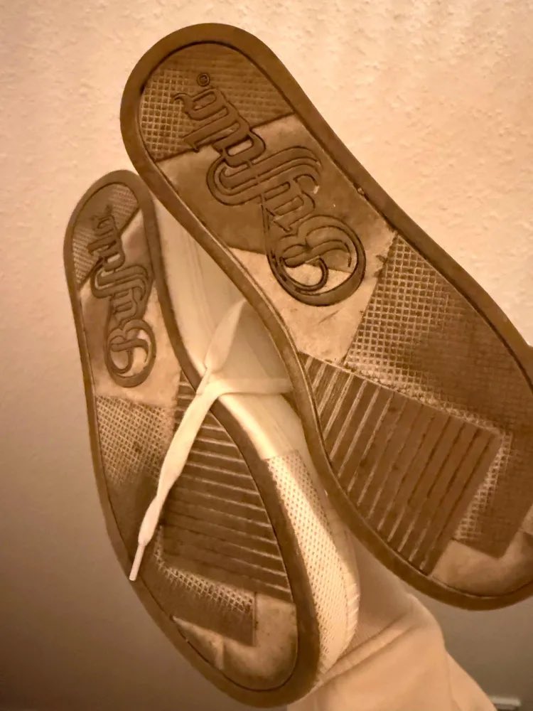 Göttin Katharina sendet mir ihre Buffalo Sneaker zur Reinigung zu. Ich muss die dreckigen Schuhsohlen sauber lecken, mit denen sie an Orten, von den ich besser nichts weiß (O-Ton). Will jemand dann das Video sehen?

#schuhsklave #shoefetish #shoeslave