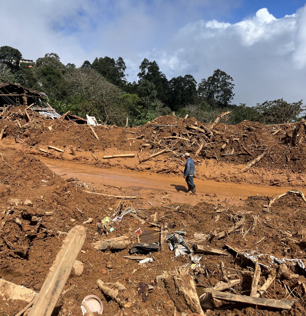 Perderlo todo también se ve así 💔🏚️🇪🇨

Esto deja el deslave del 04/04/2025 en la parroquia Lauro Guerrero del cantón #Paltas, provincia de #Loja, producto del fuerte invierno. 😔