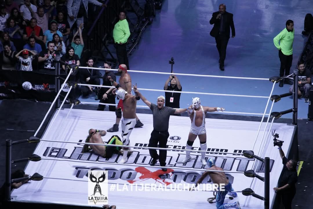 LaTijeraLucha's tweet photo. En cuadrangular de parejas #SuperNova y #TigreBlancoHijoDeMascaraSagrada logran dar cuenta de #Zumbi y #HeddiKaraoui para llevarse el triunfo en la despedida del #HijoDelSanto aprovechando que de #CiclonRamirezJr y #HuracanRamirezJr y #DesalmadoIbarra y #LAParkJr estaban fuera... https://t.co/6BKAjsW6EC