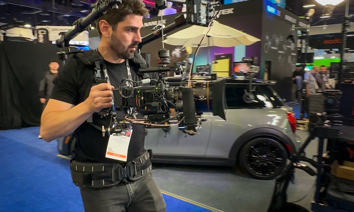 TPS_Films's tweet image. NAB SHOW初日が終わりました。 興味を引いた人や物を見て来ました。写真はイタリア人親子が作った軽量リグです。#nabshow2025