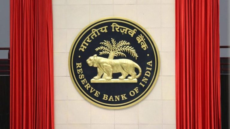 airnewsalerts's tweet image. A 3-day meeting of RBI's Monetary Policy Committee will begin in Mumbai today to decide the key benchmark interest rates. 

#RBI #MonetaryPolicyCommittee #MPC
