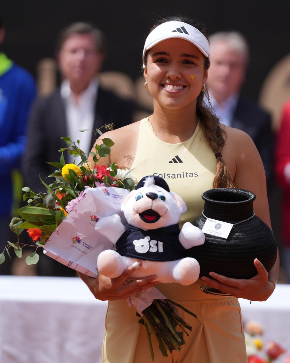 CamiOsorioTenis's tweet image. Mi tercer título aquí en casita ♥️ 
Agradezco a Dios por tener conmigo a mi familia 🙏🏻 
La gloria y la honra sea para el de arriba.
Bendiciones a todos 😊