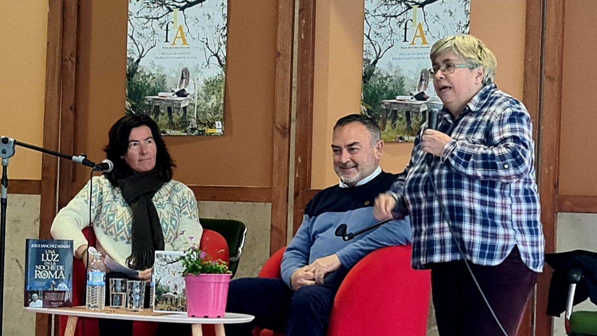 jsanchezadalid's tweet image. Clausurando hoy la Feria del Libro de #Aracena.