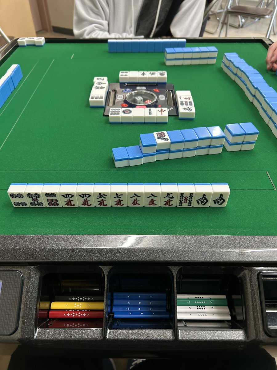 NITMJ's tweet photo. 名工大麻雀部です！
見学の方が2名来てくれています！ https://t.co/i3GlLZfUcY