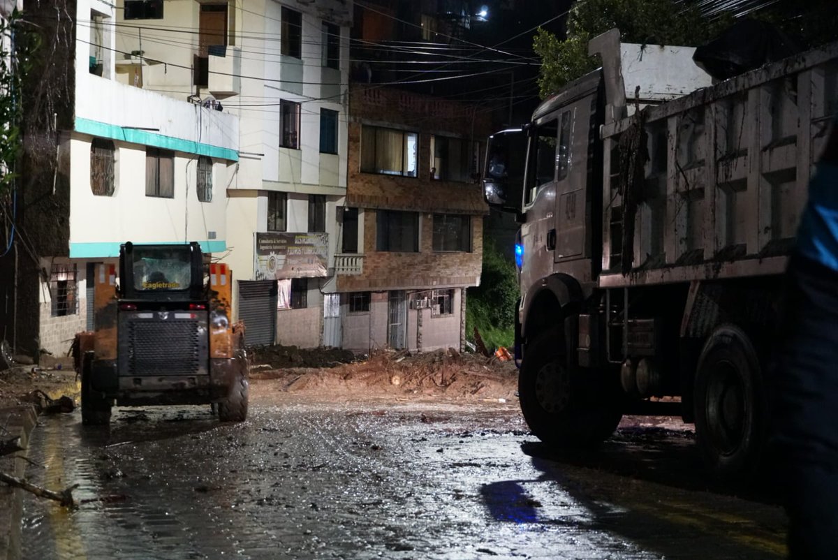 👷🏼‍♂️👩🏻‍🚒 #Activados24Siete | 
Los equipos de emergencia del Municipio de Quito están desplegados para atender la emergencia en #Guápulo con: tanqueros, camionetas, unidad de rescate, puesto de comando, grupo de drones, 2 retroexcavadoras, personal técnico y operativo.

Trabajamos