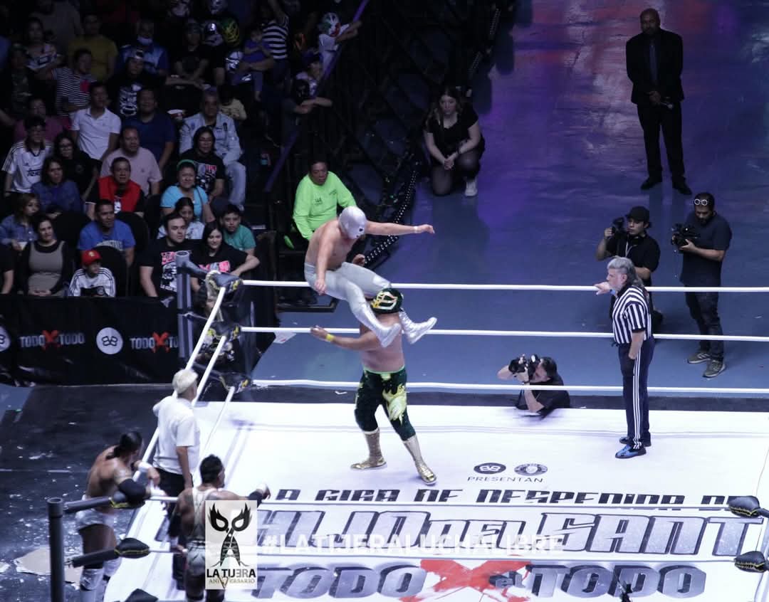 LaTijeraLucha's tweet photo. Lucha semifinal de la despedida de la CDMX del #HijoDelSanto en #TodoXElTodo, en un combate de herederos de legados #DrWagnerJr, #TexanoJr e #HijoDeFishman caen ante #SantoJr, #HijoDeLAPark y #Dralistico por la vía de la descalificación luego de que el #GalenoDelMal ... https://t.co/EMvJMj1sWd