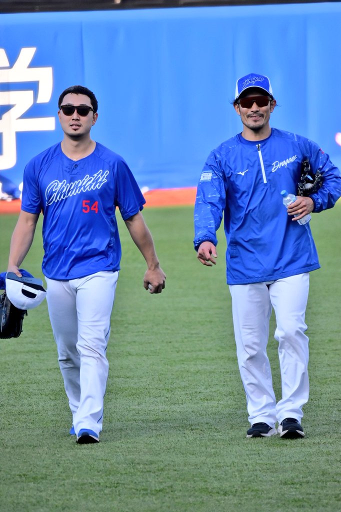 T__D50's tweet image. 祖父江さんとふじっしー✨
練習終わりに笑顔で元気くれるお二人ステキ❣️
〈2025.4.4/4.6〉
#祖父江大輔
#藤嶋健人