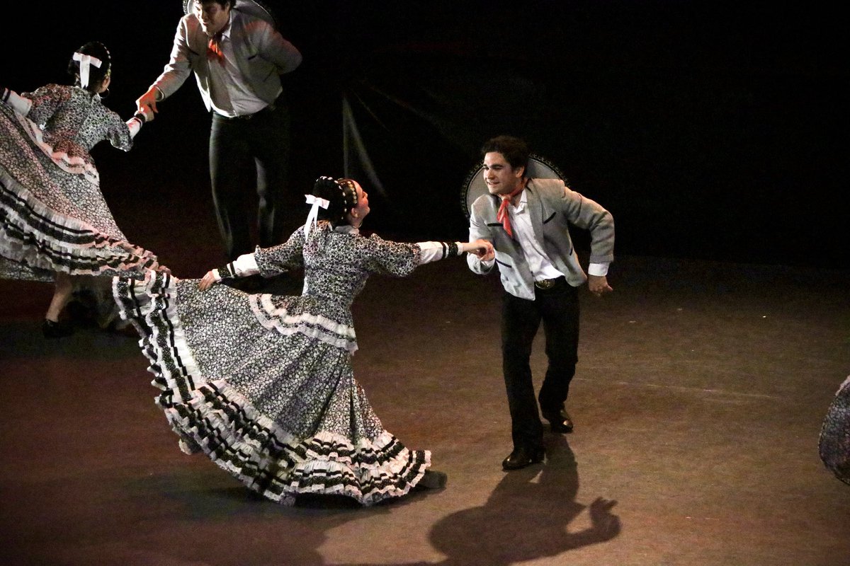 El baile da vida al escenario… ¡Y se siente en el corazón! 💃✨

#GalaFolklórica #ArteyCultura #CampusMty