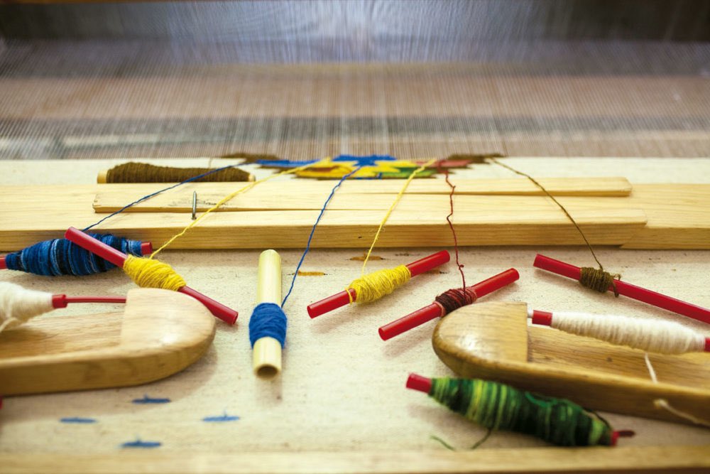 ¡Descubre la magia del sarape de Saltillo, una joya artesanal que ha cobijado el arte popular mexicano!🧣 

Esta prenda emblemática, reconocida por sus vibrantes colores y complejos diseños, ha sido símbolo de identidad y orgullo nacional durante siglos. El origen de esta hermosa