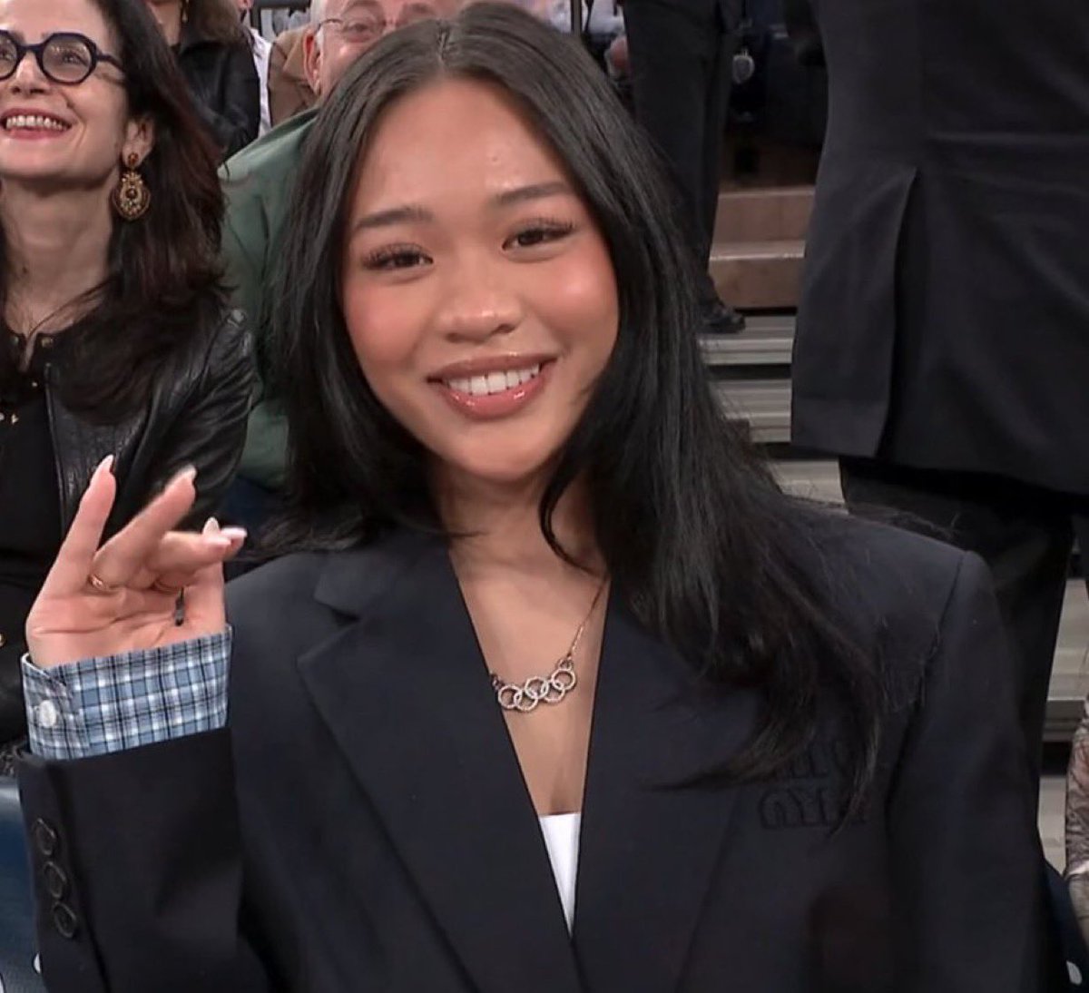 Suni Lee courtside in NY 👀