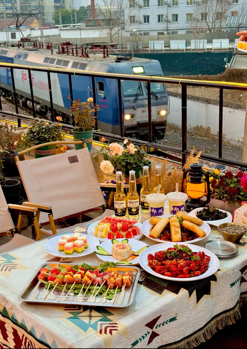 Where_Zhengzhou's tweet image. What’s the joy after work? It’s having barbecue while watching trains pass by under the glow of the sunset! #AfterWorkVibes #Zhengzhou #TrainViews #BBQTime #CityMoments #EveningChill