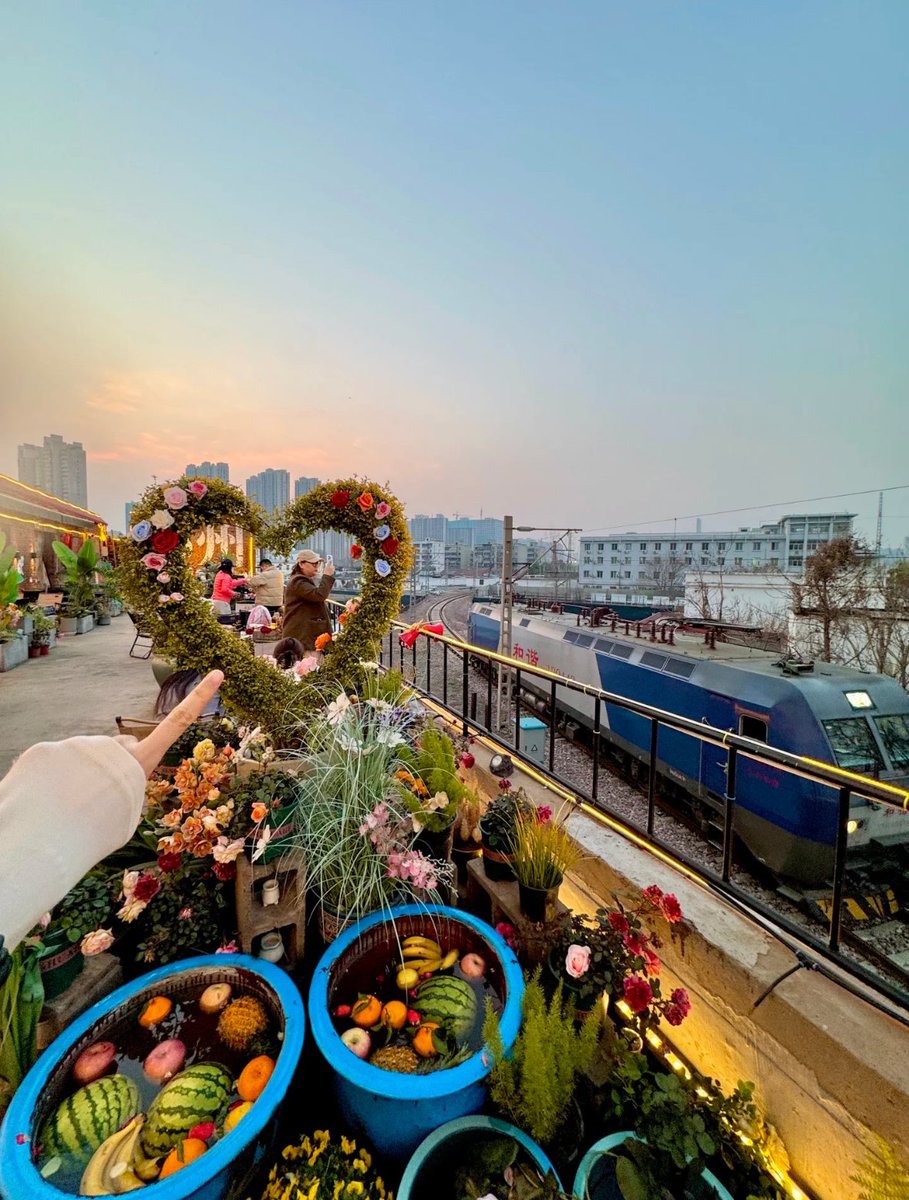 Where_Zhengzhou's tweet image. What’s the joy after work? It’s having barbecue while watching trains pass by under the glow of the sunset! #AfterWorkVibes #Zhengzhou #TrainViews #BBQTime #CityMoments #EveningChill