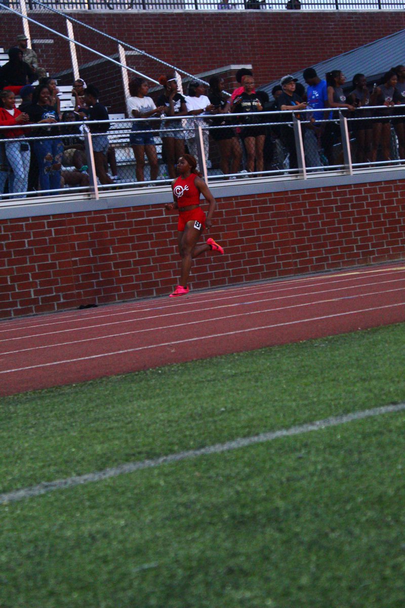 Clinton_Track's tweet photo. Red Devils at the Blaze Invitational #RunningRedDevils https://t.co/tZcPMEtUaA