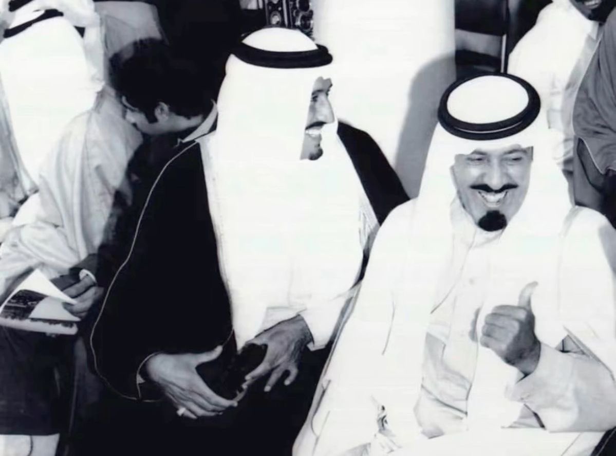 من الصور النادرة والباقية بالذاكرة
رحم الله الملك عبدالله
وحفظ خادم الحرمين الشريفين الملك سلمان