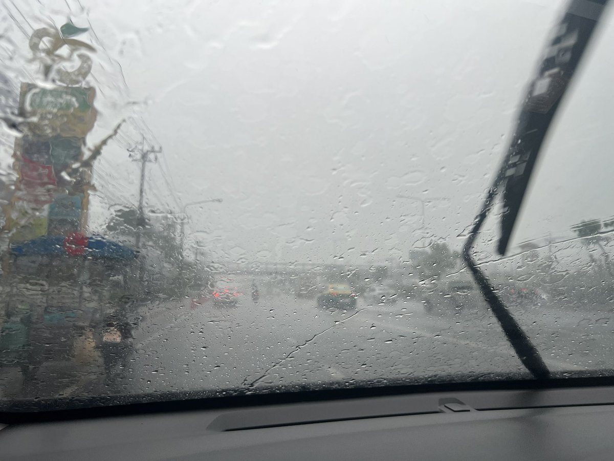 zilhouetted's tweet photo. @fm91trafficpro #ราชพฤกษ์ ช่วงหน้า Food Villa ฝนตกหนัก https://t.co/OwaFV12AbL
