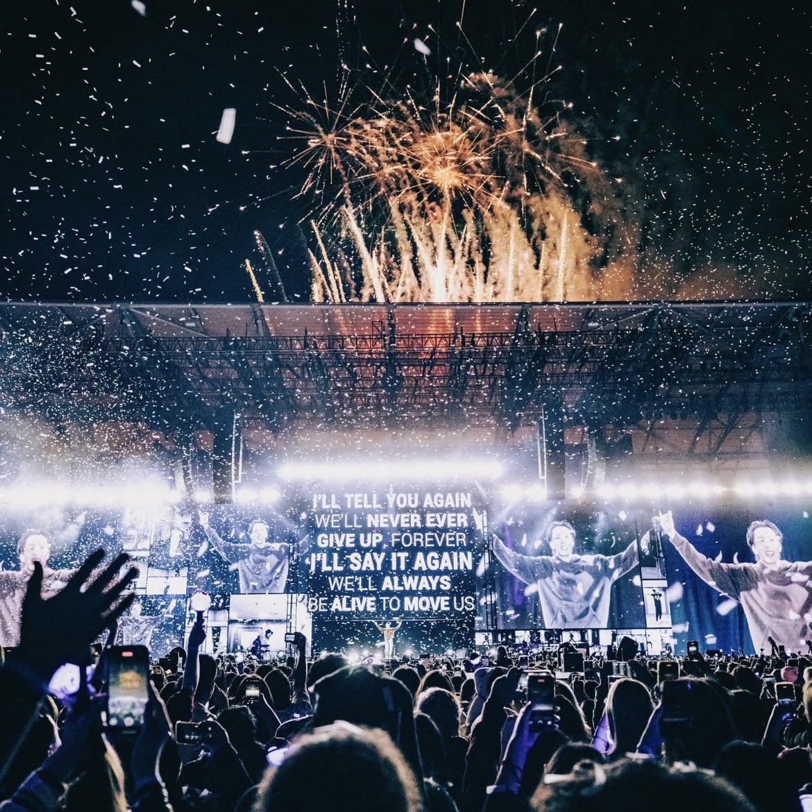 btschartsxdaily's tweet photo. [🚨] #JHOPE made history as the first K-Pop soloist to SOLD OUT two stadium concerts in the US! 🇺🇸

 #HOPE_ON_THE_STAGE_TOUR_LA https://t.co/RRZidOVzYZ