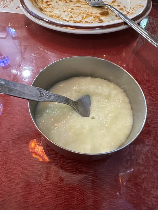 そしてこれは……プリン? なにか米のような食感が……なるほど、トルコのライスプリン、スツラチ……ぽい 