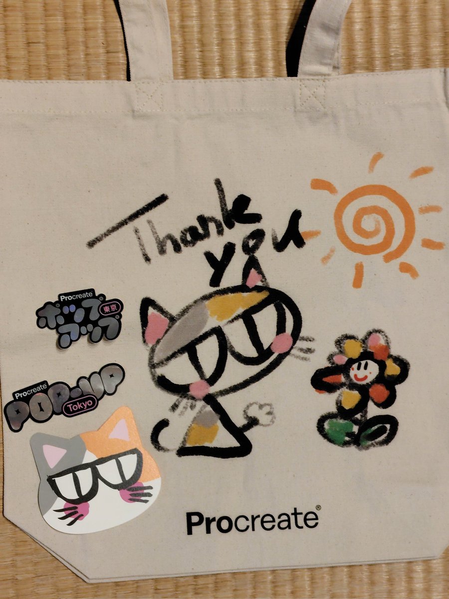 HarugaoFudemoji's tweet photo. 【今日のふでねこ】
トートバッグ作りました!iPadで描いたのを、その場でプリントして完成!!アプリが使いやすくて、デジタルなのに筆圧で掠れてくれる。筆ペンみたいに5分で描けた。デジタルは設定がめんどくさい…って、食わず嫌いだったのが恥ずかしい。もっとできることあるね
#ProcreatePopup https://t.co/HC7vCihHwi
