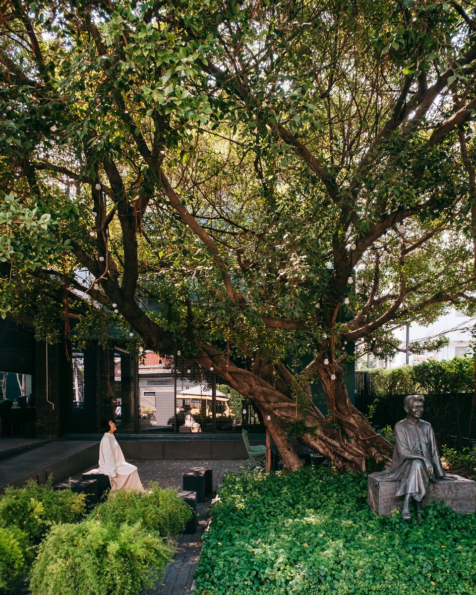 Rattomarty's tweet image. วันนี้เราขอพาทุกคนมาซึมซับกลิ่นอายโรงละครเก่าสุดคลาสสิก ที่ Theatre Residence โรงแรมบูทีคดีไซน์เก๋ย่านบางกอกน้อย ใกล้วัดระฆังโฆสิตารามและตลาดวังหลัง ที่นี่มีเรื่องราวน่าสนใจ เพราะดัดแปลงมาจากโรงละครภัทราวดีเธียเตอร์ ซึ่งก่อตั้งโดยครูเล็ก–ภัทราวดี มีชูธน