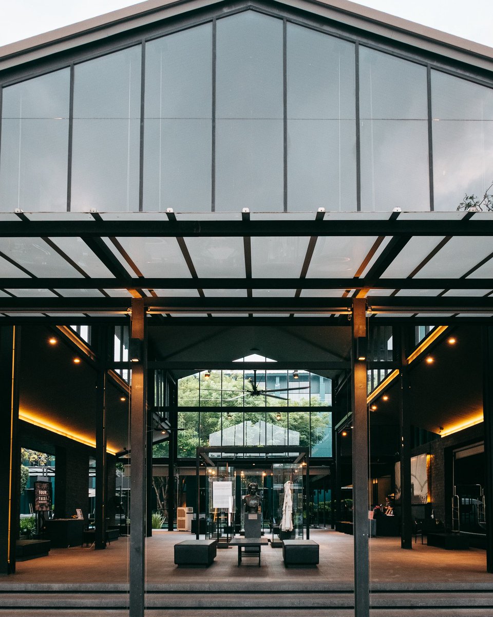 Rattomarty's tweet image. วันนี้เราขอพาทุกคนมาซึมซับกลิ่นอายโรงละครเก่าสุดคลาสสิก ที่ Theatre Residence โรงแรมบูทีคดีไซน์เก๋ย่านบางกอกน้อย ใกล้วัดระฆังโฆสิตารามและตลาดวังหลัง ที่นี่มีเรื่องราวน่าสนใจ เพราะดัดแปลงมาจากโรงละครภัทราวดีเธียเตอร์ ซึ่งก่อตั้งโดยครูเล็ก–ภัทราวดี มีชูธน