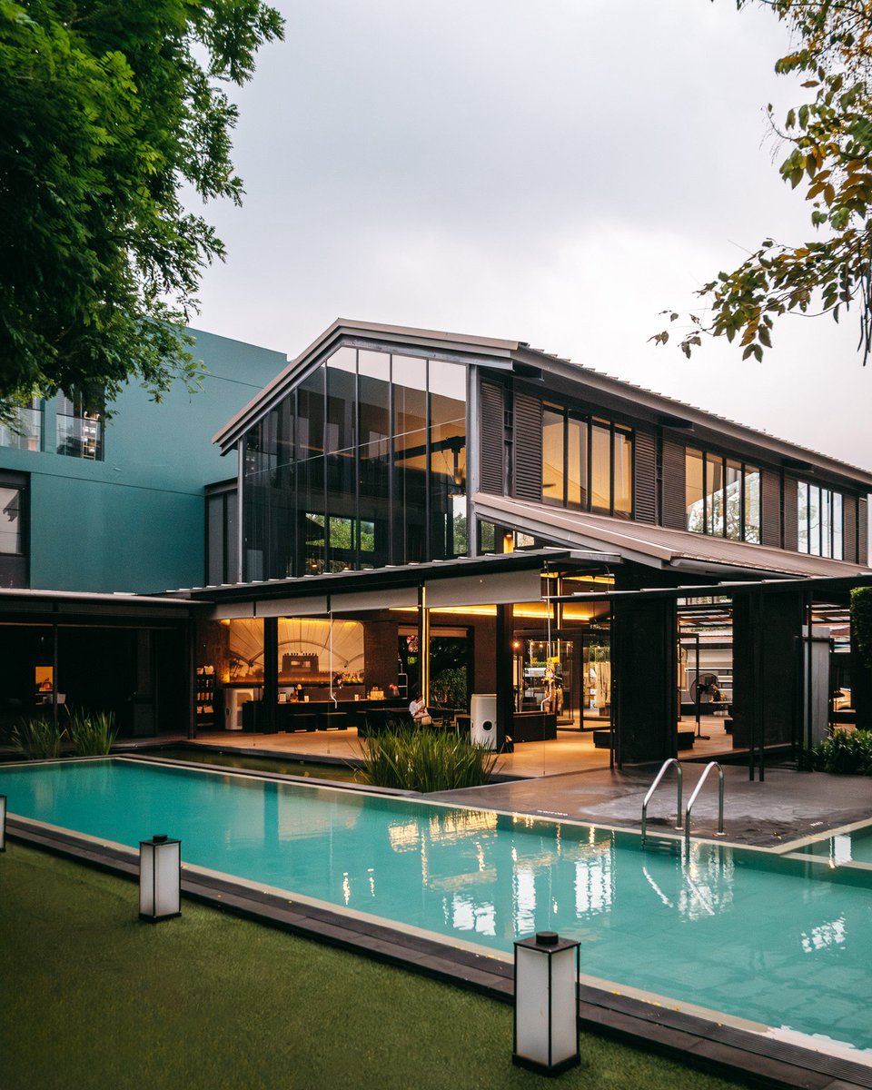 Rattomarty's tweet image. วันนี้เราขอพาทุกคนมาซึมซับกลิ่นอายโรงละครเก่าสุดคลาสสิก ที่ Theatre Residence โรงแรมบูทีคดีไซน์เก๋ย่านบางกอกน้อย ใกล้วัดระฆังโฆสิตารามและตลาดวังหลัง ที่นี่มีเรื่องราวน่าสนใจ เพราะดัดแปลงมาจากโรงละครภัทราวดีเธียเตอร์ ซึ่งก่อตั้งโดยครูเล็ก–ภัทราวดี มีชูธน