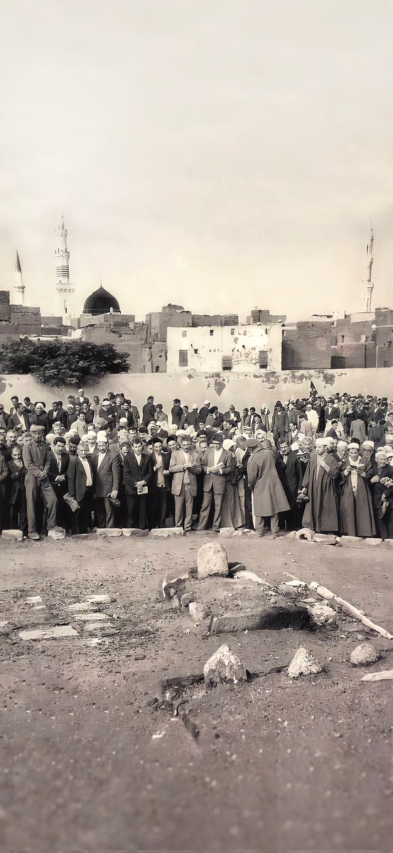 أعَـزَّ اصـطِـباري وأجـرى دُمـوعـي
وُقـوفـي ضُحـىً في بِـقاعِ الـبَقيعِ

وهَــل يَـمـلِكُ الـصَّـبرَ مَــن مُـقلَتاهُ
تَـرى مَـهـبطَ الوَحيِ عـافي الرّبوعِ

وقَـــيِّــمَــهُ يَـــمــنَــعُ الـــزّائــريــنَ
مِــن لَــثــمِ ذاكَ الــمَـقـامِ الـمَـنـيـعِ

إذا هَـــــــــــمَّ