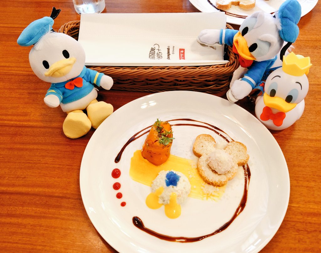 ドナパルの始まる前にスーベニア狩りとかフォトスポット巡りしたんだけどめちゃくちゃ楽しかったな。確認したら200枚ぐらい撮ってた（笑）ご飯も美味しかったからまた食べたい。
今日は夕方オンラインしにだけ行くよ…ぐあぐあスティック…！