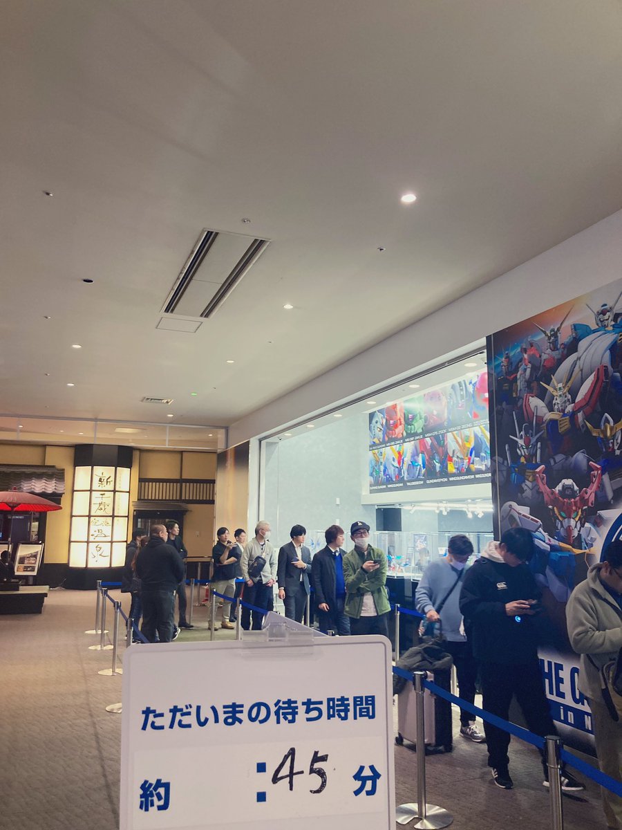 千歳空港のガンダムベース45分待ちとか😂