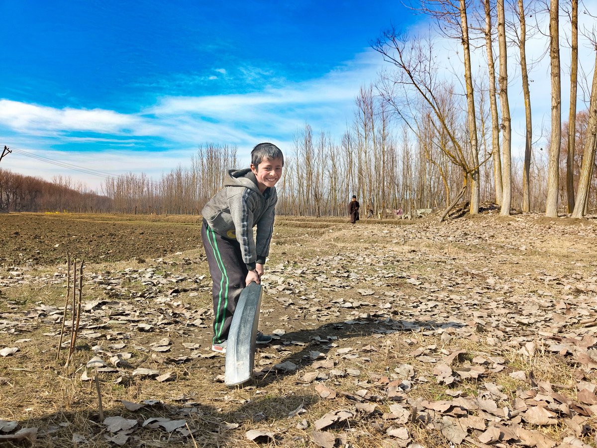 HukusBukus_786's tweet image. "𝐔𝐧𝐝𝐞𝐫 𝐭𝐡𝐞 𝐛𝐥𝐮𝐞 𝐬𝐤𝐲 𝐰𝐢𝐭𝐡 𝐝𝐢𝐫𝐭 𝐨𝐧 𝐡𝐢𝐬 𝐟𝐞𝐞𝐭 𝐚𝐧𝐝 𝐣𝐨𝐲 𝐢𝐧 𝐡𝐢𝐬 𝐬𝐦𝐢𝐥𝐞.

#Kashmir #simle #MondayVibes #children #photography #Happiness #WorldHealthDay #RamNavami