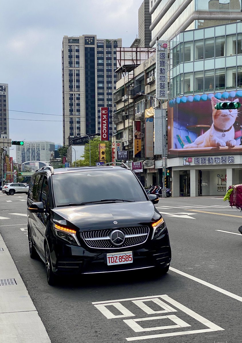 iSiddharthRaman's tweet image. Happiness is getting a Merc V Class for 5 Kms at just ~600 INR ✨
Though not all Ubers are this Luxe/spotless. #Taipei #Taiwan