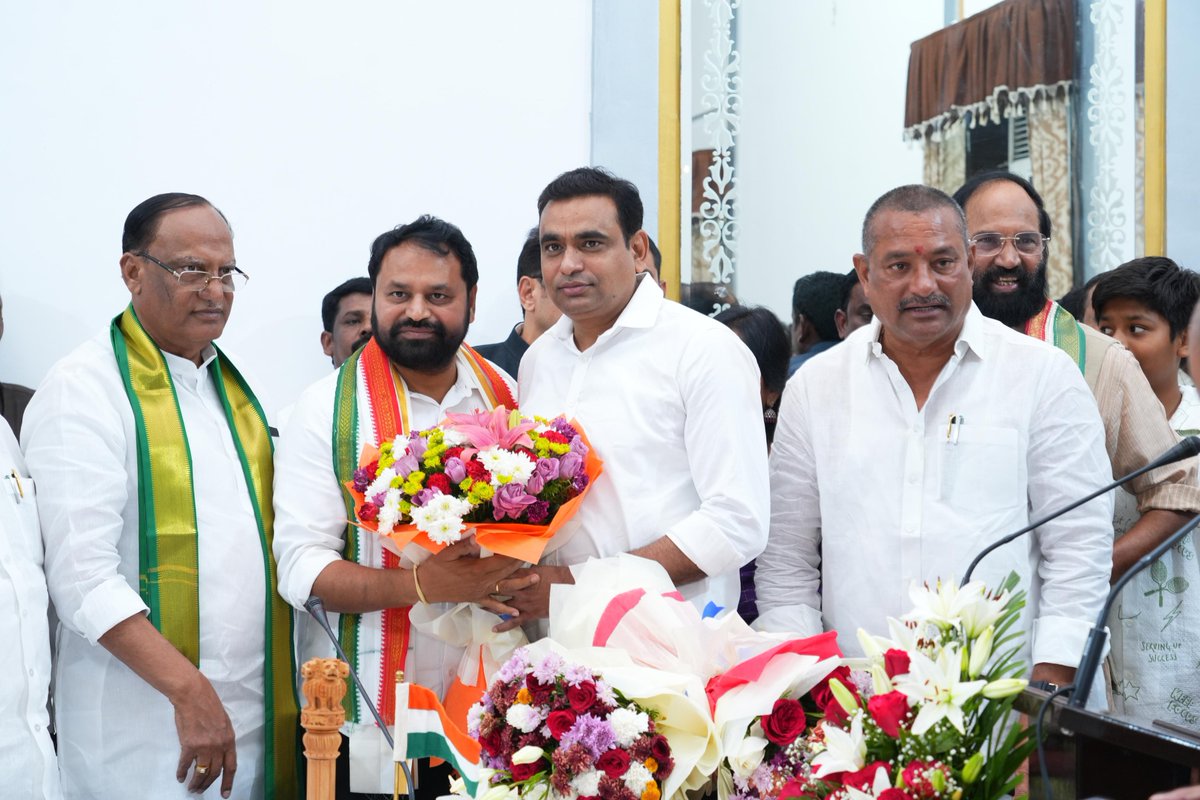kiran_chamala's tweet image. ఈ రోజు తెలంగాణ శాసనమండలిలో ఎమ్మెల్యే కోటాలో ఎమ్మెల్సీలుగా ఎన్నికైన @ADayakarINC గారు, @KDccpresident గారు, నెల్లికంటి సత్యం గారి ప్రమాణ స్వీకారానికి హాజరై, వారికి పుష్పగుచ్చం ఇచ్చి, శాలువా కప్పి సన్మానించి, శుభాకాంక్షలు తెలియజేయడం జరిగింది.

#MLC #oathcermony #AddankiDayakar