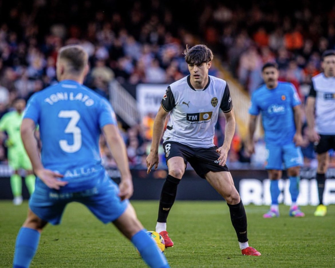 La Liga ekiplerinden Valencia’da orta saha bölgesinde forma giyen
Javi Guerra (2003🇪🇸) gösterdiği performanslar ile büyük takımların ilgisini çekmiş durumda.

Yüksek fiziksel kapasite , yeterli düzeyde teknik ve soğukkanlılık ile iyi bir gelecek vaadediyor. 

6-8 

👌