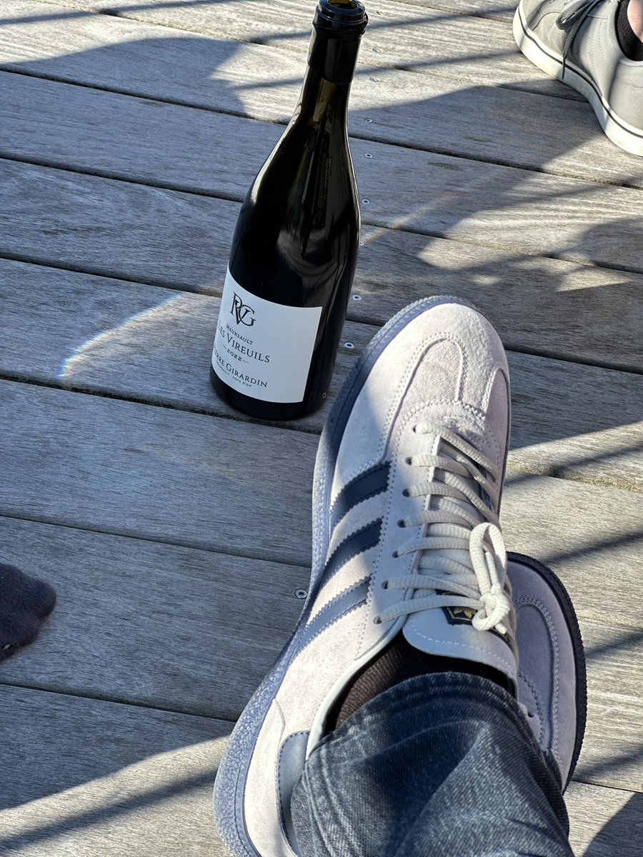 Sitting in the early sun and enjoying another beautiful bottle from Pierre-Vincent Girardin 🍇👌😎