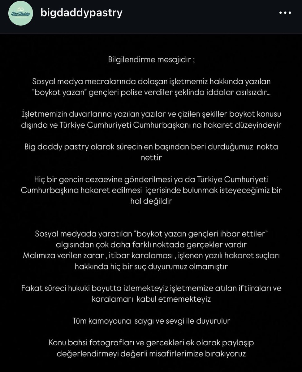 Gençleri şikayet edip tutuklanmalarını sağlayan alsancak gül sokaktaki big daddy mağazasının açıklaması. İzmir değerlerinden uzak, izmirliliktem uzak bu dükkan izmirden umarım uzun süre ekmek yemez. Bunu da dava eder şimdi alışmış neticede
