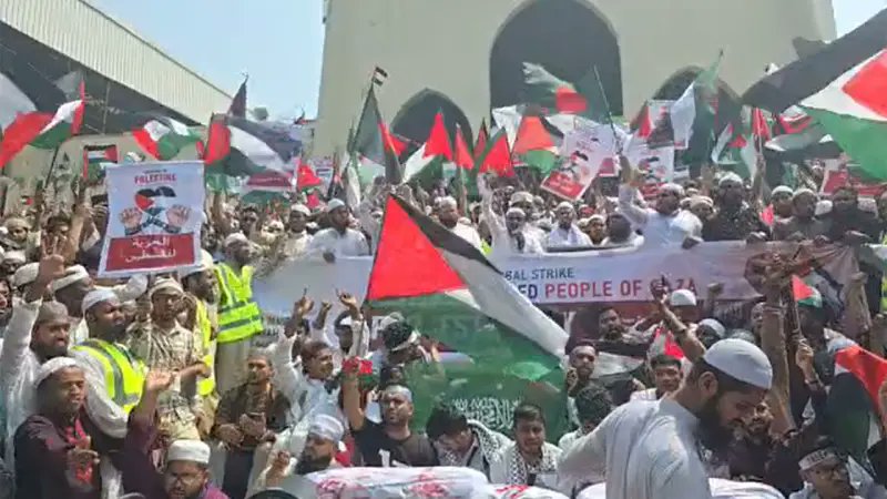 ‘ফিলিস্তিন জিন্দাবাদ’ গর্জনে কেঁপে উঠলো বায়তুল মোকাররম