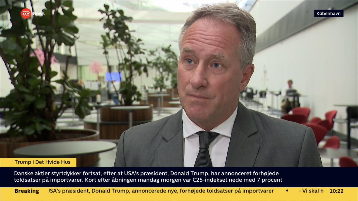 DanskIndustri's tweet image. Det er voldsomt og giver dybe panderynker, når vi kaster blikket på aktiemarkederne. Lige nu er det svært at få fodfæste som virksomhed, fordi der er massiv usikkerhed, lige meget hvor vi kigger hen. #dkbiz er vant til at navigere i oprørte farvande, men vi har virkeligt brug for…