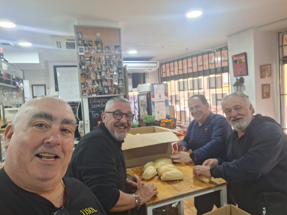 AbnegacionACC's tweet photo. Desde estas líneas queremos agradecer al “Bar Sol 11” por la donación y elaboración de los bocadillos para nuestra cuadrilla de costaleros y músicos de @AgrupacionVR.

Sin olvidarnos, como siempre, de la inestimable colaboración de la Taberna Miguelete.

Que el Señor de la Abnegación os guíe siempre en vuestro camino.

#SomosAbnegación