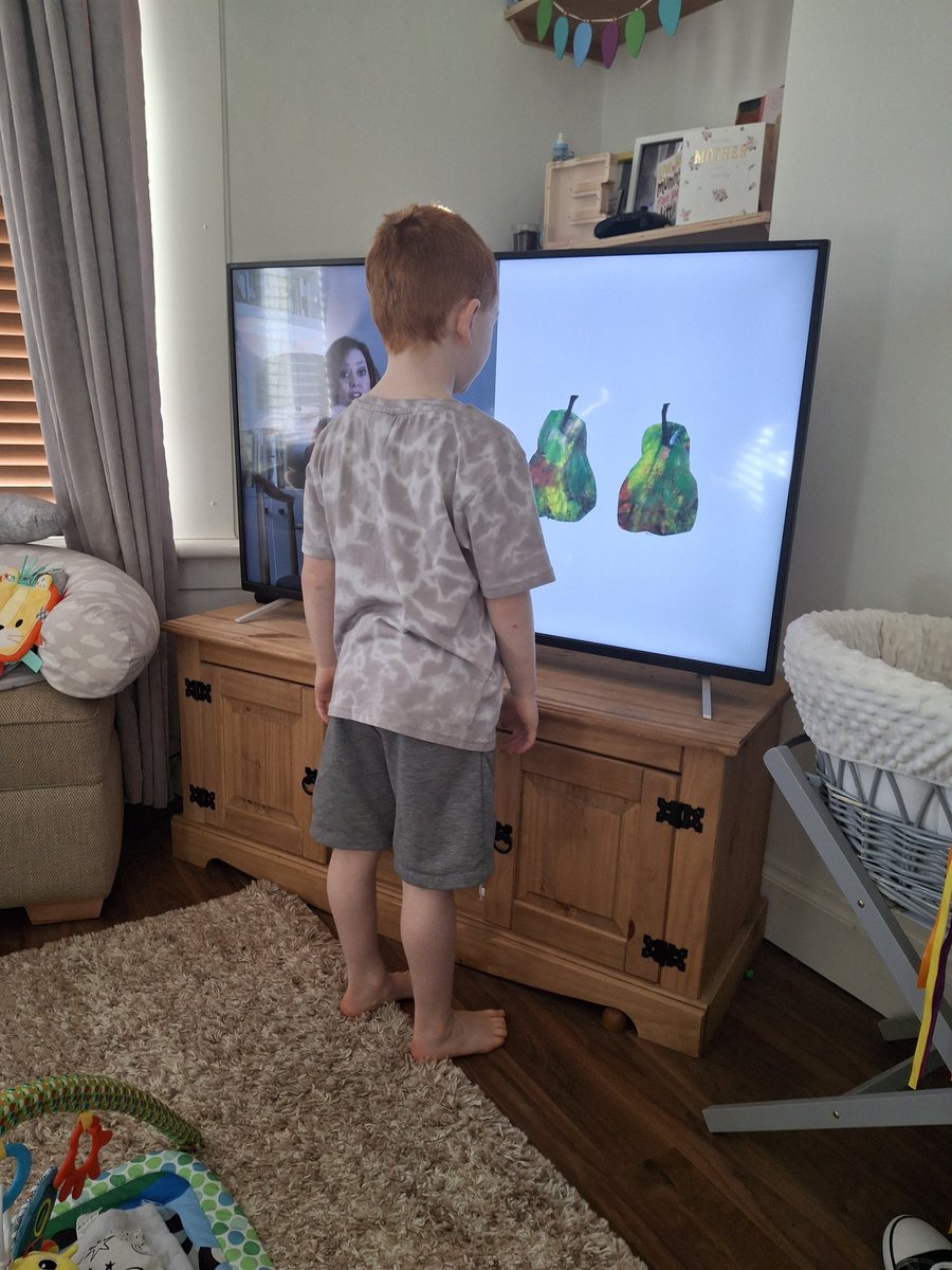 Day 1 of the holidays &amp; I'm fulfilling my wish to build interlinked nurture lessons...just at home instead of school 😅
Today's theme is the very hungry caterpillar ♥️🐛
Hungry caterpillar themed maths, building the story with playdoh, colouring all the parts &amp; learning makaton!