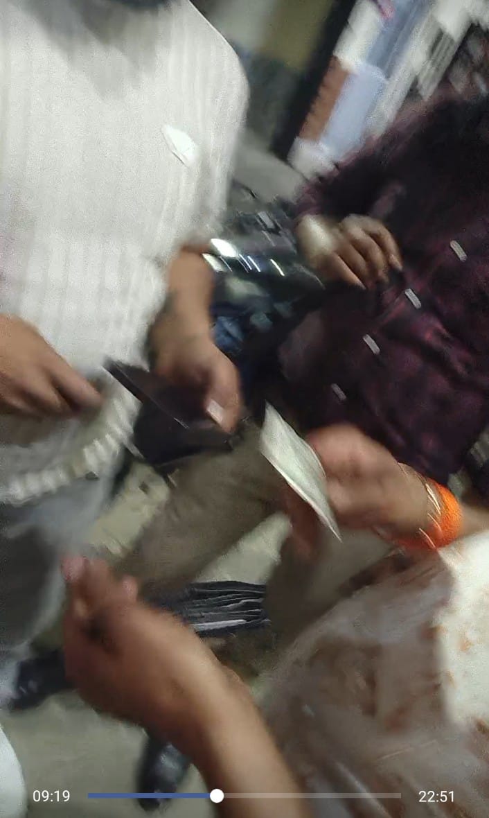 घूसखोरी की एक तस्वीर और..जरा नजर डालिए

<a href="/Uppolice/">UP POLICE</a> लगातार घूसखोरी में लिप्त होती चली जा रही है 
<a href="/CMOfficeUP/">CM Office, GoUP</a> सरकार में घूस पर लगातार प्रतिबंध लेकिन,नहीं रहा ‌डर

#लखनऊ के पारा थाना क्षेत्र की हंसखेड़ा चौकी का बताया जा रहा है जहां पर घूसखोरी का मामला सामने आया

#जमीनी_विवाद
<a href="/LkoCp/">CP LUCKNOW</a>