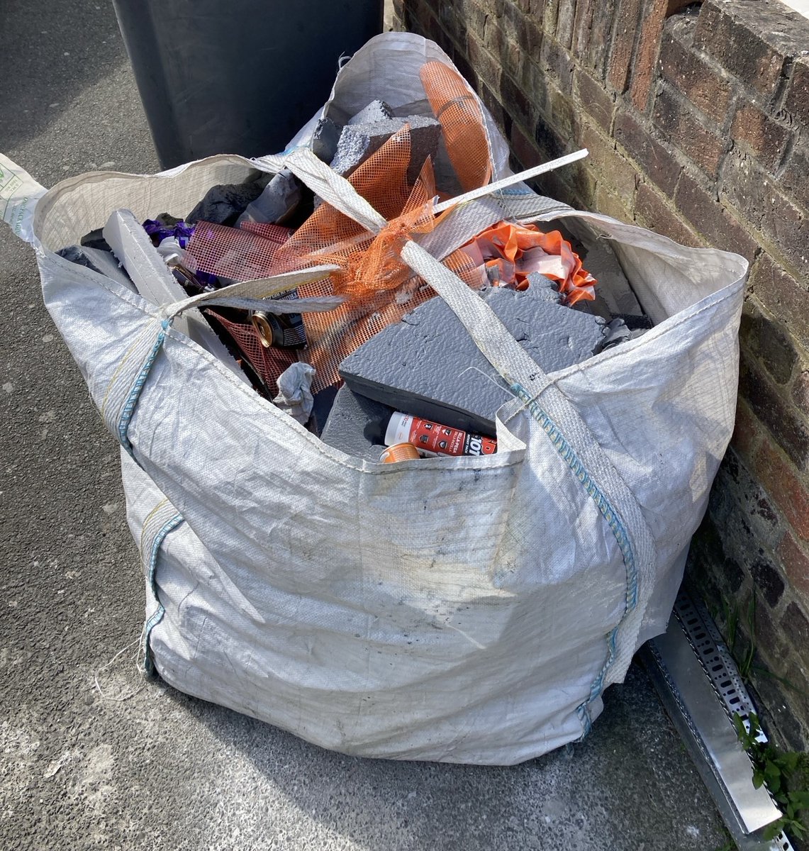 Investigation launched 📢

While on foot patrol, NET Officers came across waste being stored incorrectly in a front garden, as well as waste fly tipped on the path outside the property! Investigations have now begun... 🧾🖊️

<a href="/lutoncouncil/">Luton Council</a>