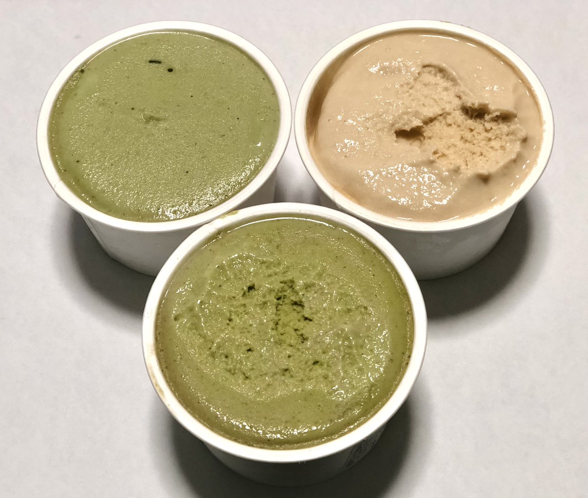 #やまコス でゲットした、
【茶未来】さん(<a href="/_chakumi_/">株式会社茶来未-公式-｜神奈川の日本茶メーカー</a>)さんのお茶アイスたち🍵

わたしは『玄米茶アイス』をいただきました！フタを開けた瞬間ふわぁっと広がる玄米茶の香り！お茶・玄米・抹茶の絶妙なバランスを成立させた、藤沢マイスターの手間暇かかった逸品です✨

次はお店でも味わいたいです♪