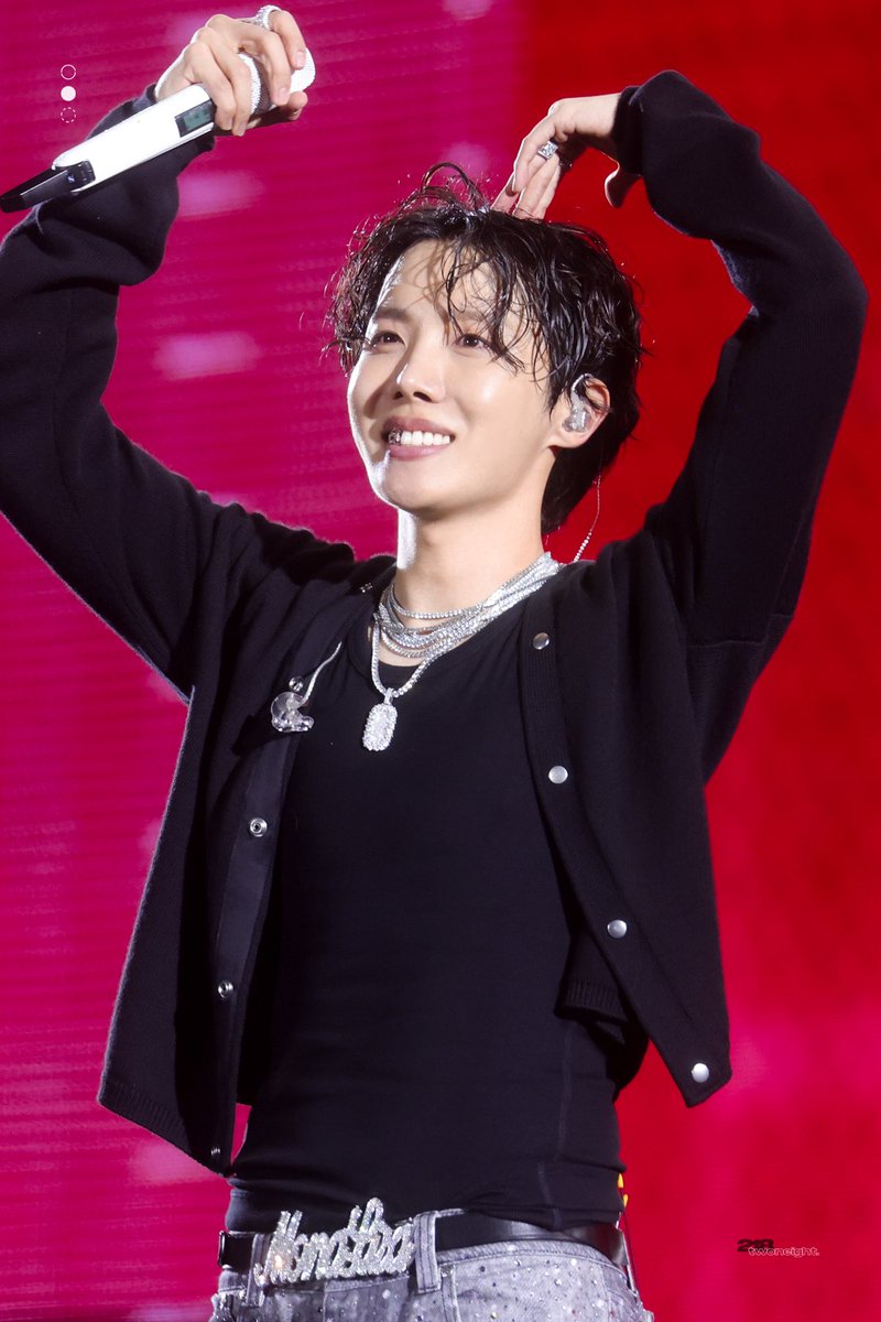 218_jhope's tweet photo. 259406 HOS in LA d2 이 모든 순간의 중심엔 너가 있다는 걸 기억해✨ #jhope #HOPE_ON_THE_STAGE_TOUR https://t.co/UwibJ4AGqg