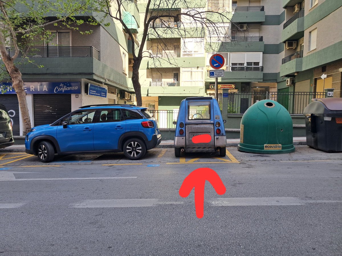 Buenos días <a href="/PoliciaGr/">Policía Local de Granada</a>,

Esto se puede hacer???

Entiendo que es un espacio reservado para el vehículo aparcado en línea,  y que no le permite abrir el maletero (o rampa si la tuviera)

Gracias por la aclaración.